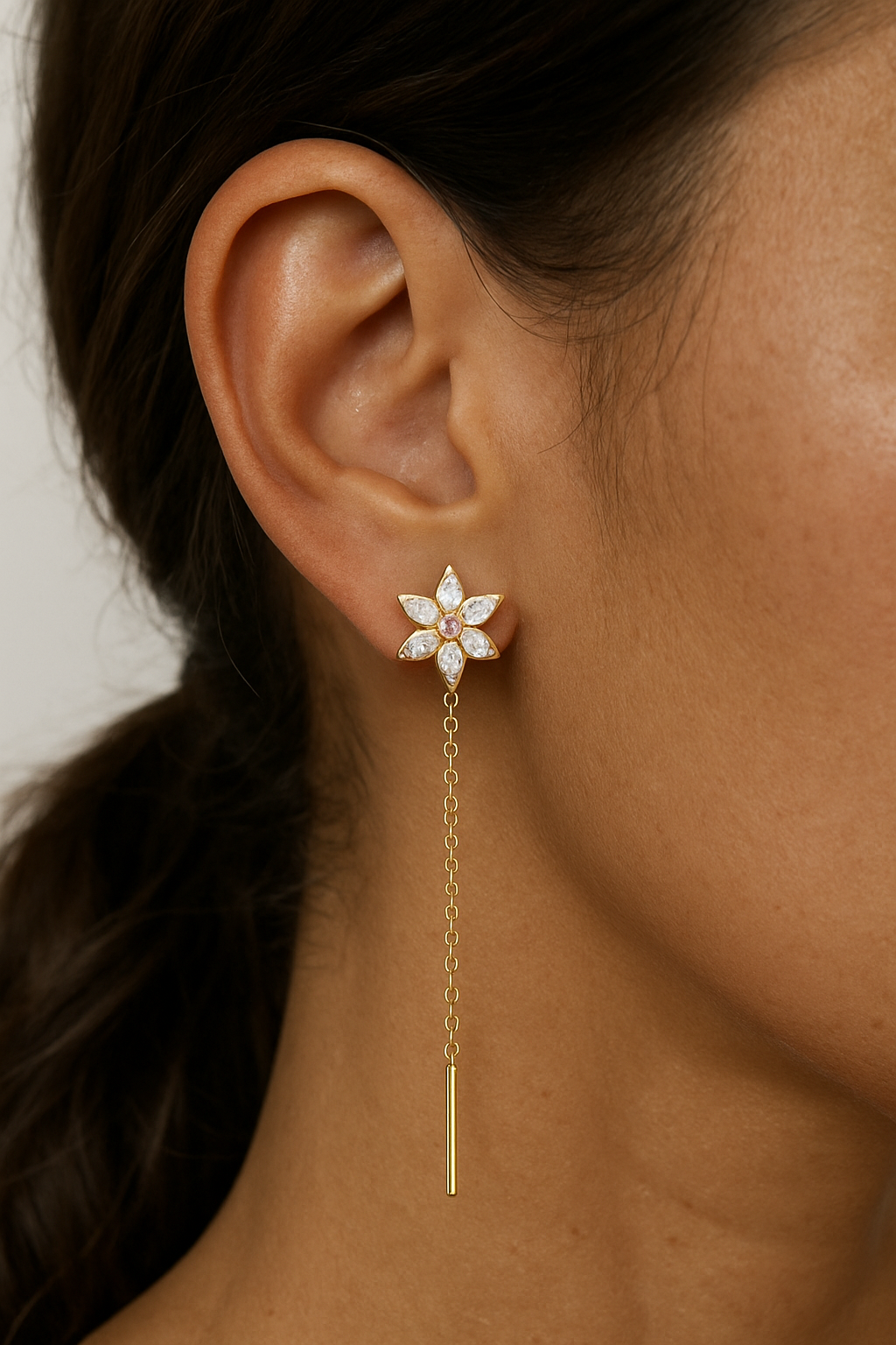 Star-shaped earring 
