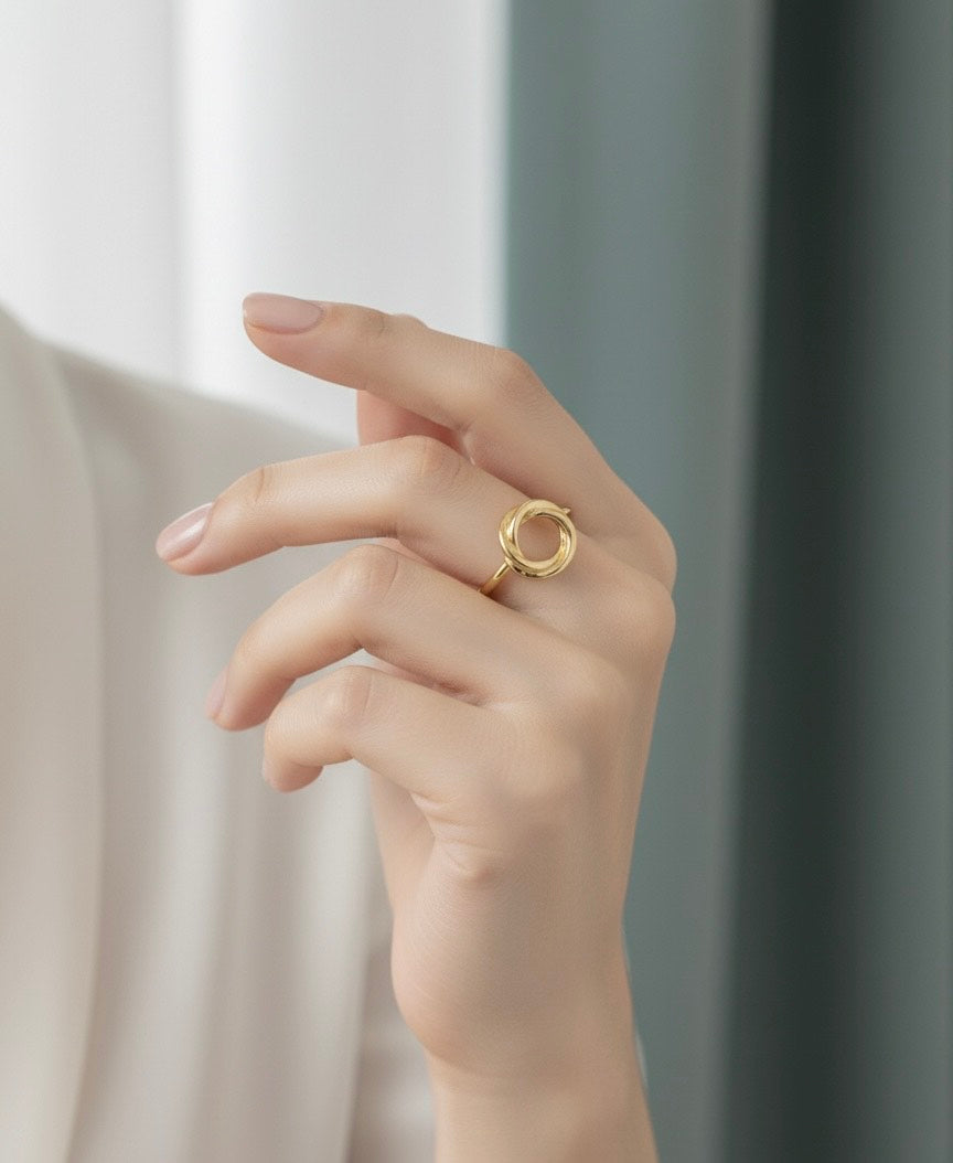 Eterna Loop Ring